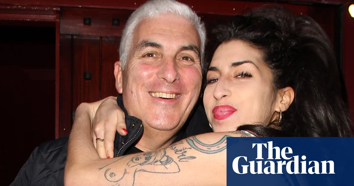 Mitch Winehouse Ordered to Pay £1M to Amy's Friends Over Auction Dispute — story image